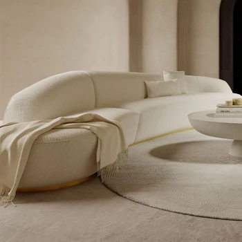 Извитият диван е лек, луксозен и семпъл. Малки lambswool триместни тъкани в хола.